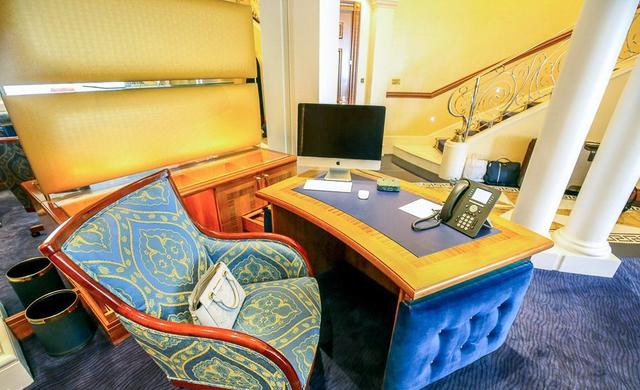 迪拜七星级酒店，迪拜七星级酒店有哪些服务（超奢华七星级住宿楼中楼房间大公开）