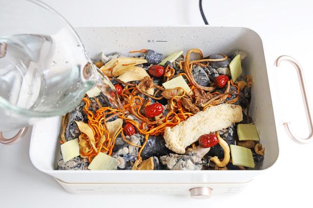 乌鸡汤怎么炖最有营养，乌鸡汤怎么炖最有营养又不上火（乌鸡汤怎么炖才好喝不油腻又营养）