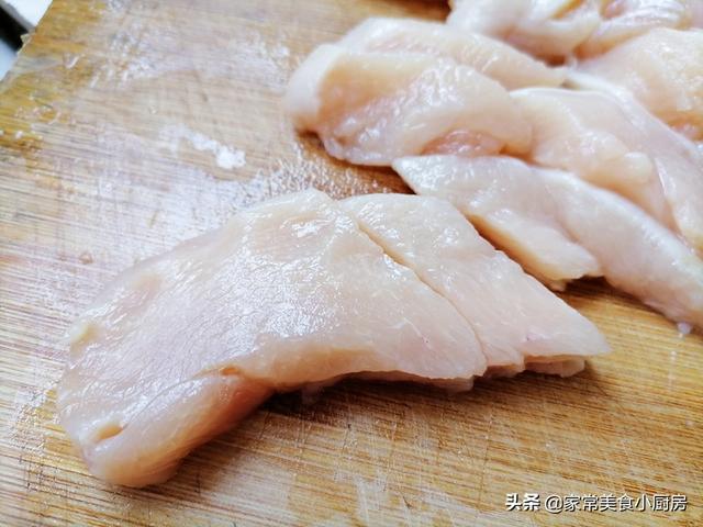 炸鸡肉串串香的做法，街边小吃炸鸡肉串的做法