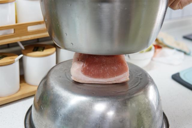 如何快速解冻肉类，冻肉解冻别用水泡