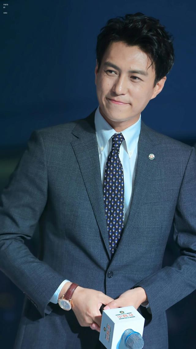 方脸适合什么发型男，方脸适合什么发型男生短发（“方脸大叔的帅气得靠留对发型体现”）