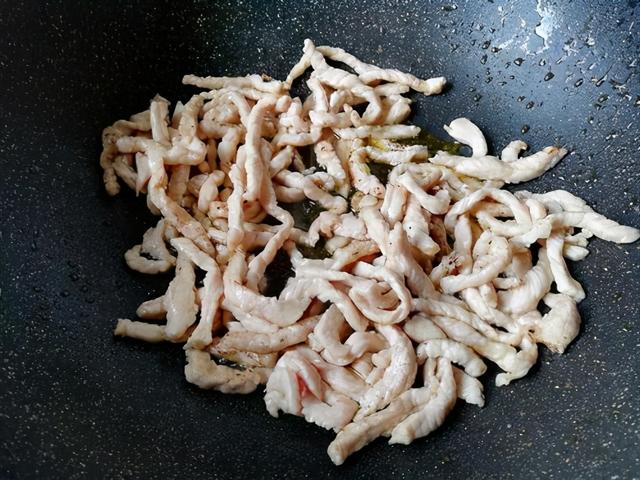 芹菜炒肉丝的做法，芹菜炒肉丝的做法窍门（芹菜脆嫩肉丝不柴呢）