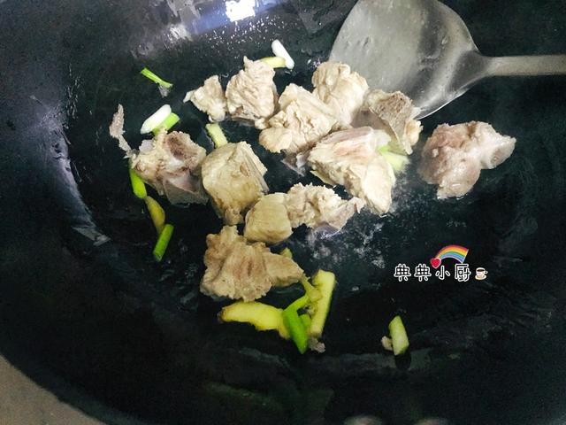 排骨豆腐煲的做法，豆腐排骨煲怎么做（豆腐跟排骨一起炖）