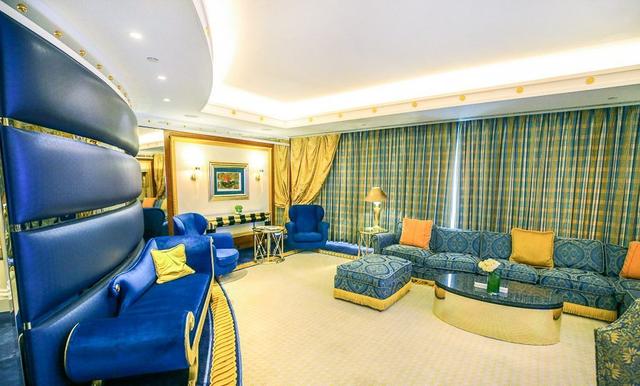 迪拜七星级酒店，迪拜七星级酒店有哪些服务（超奢华七星级住宿楼中楼房间大公开）