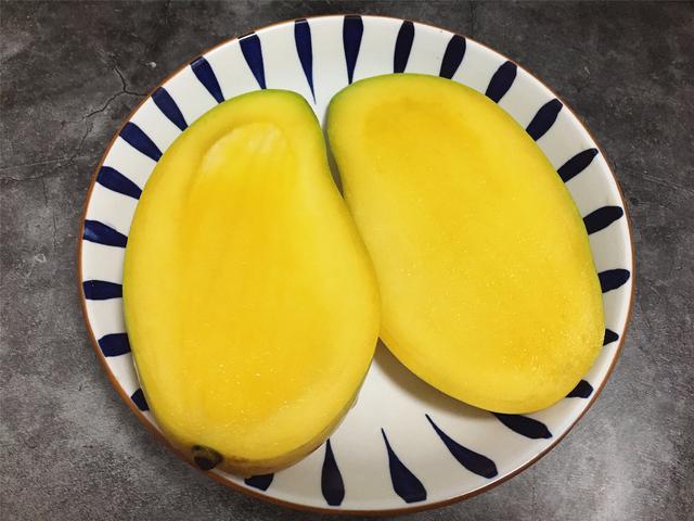 芒果怎么切成一块一块的，芒果怎么切（超实用的4种芒果切法）