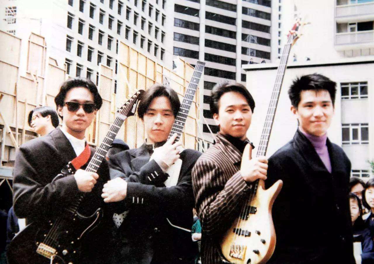 80年代初,beyond初出茅庐,可是当时的香港乐坛由张国荣和谭咏麟两位