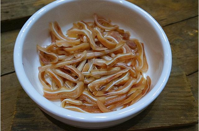 猪耳朵的营养价值有多少，猪耳朵热量（夏季吃一碗营养价值丰富的凉拌猪耳朵到底有多爽）