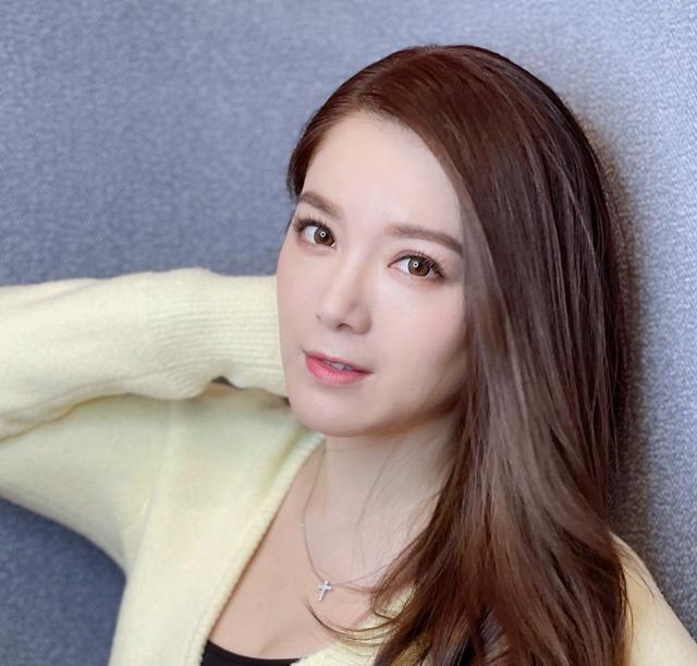 前TVB女星苟芸慧瘦身成功，晒靓照锁骨抢镜，曾与郭富城传绯闻