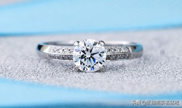 左手食指戴戒指什么意思，左手食指戴戒指什么意思（不同手指戴戒指的含义是不同的）