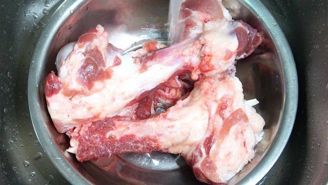 棒骨煮汤做法步骤，棒骨汤的做法与步骤窍门（炖大骨头汤别只知道焯水）