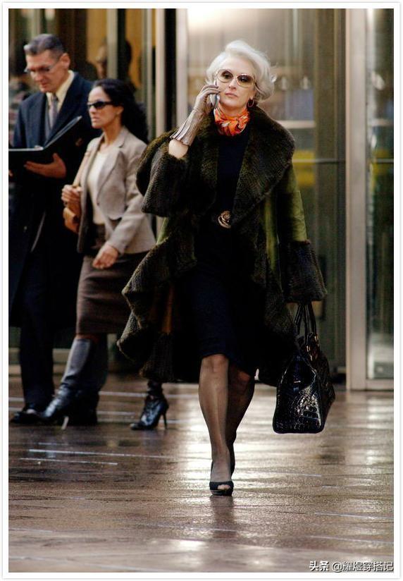 时尚女魔头简介，时尚女魔头简介怎么写（经典不过时还很精致高级的大衣穿搭）