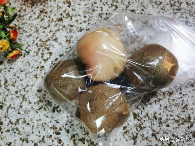 猕猴桃怎么吃，猕猴桃怎么吃才正确视频（掌握这三个方法快速吃到柔软多汁的猕猴桃）