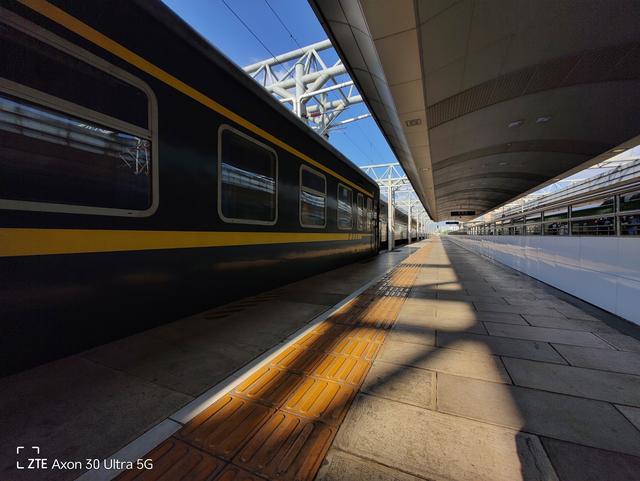 手机拍月亮参数，能拍月亮的手机有哪些（用手机这样拍出高级感创意月亮照片）