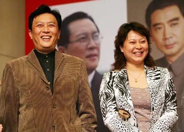 唐国强两段情：前妻除夕夜自杀，二婚娶小12岁妻子，成人生赢家