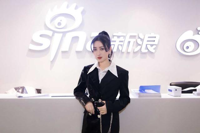 绿色衣服配什么颜色的裤子，绿色体恤配什么颜色裤子好看（用“绿色”外套配牛仔裤）