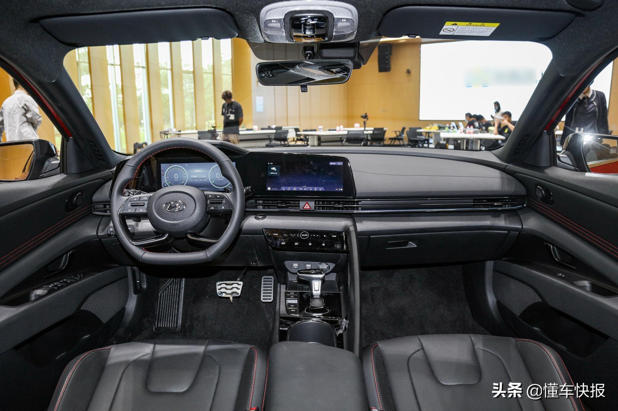 内饰:第七代伊兰特侧重驾驶者,卡罗拉靠大屏撑场面