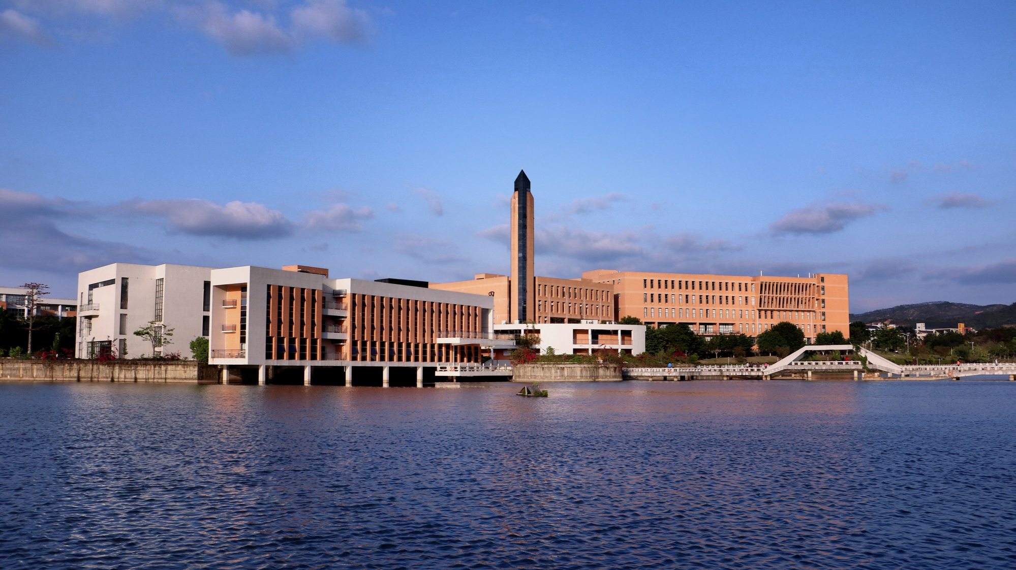 河源职院位于河源源城区,是河源目前唯一公办大学,所以当地就业有一定