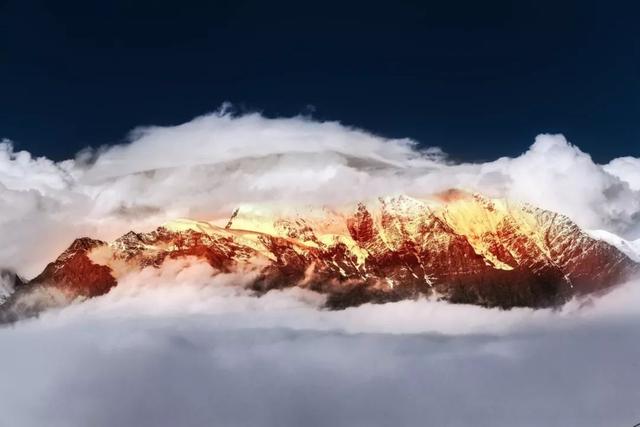 四姑娘山在哪里，四姑娘山在哪里住宿（四川又一处顶级观景平台）