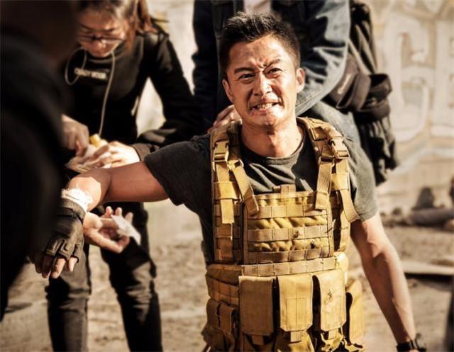 吴京是军人吗，吴京是部队出身吗（拍电影可以用部队的坦克）