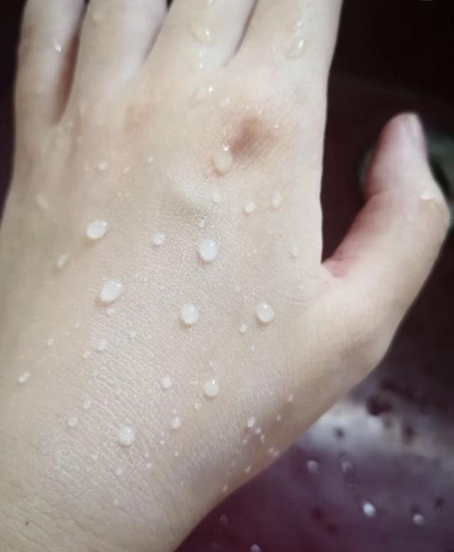 涂防晒霜需要卸妆吗，防晒霜怎么用才正确使用顺序（涂防晒霜需要卸妆吗）