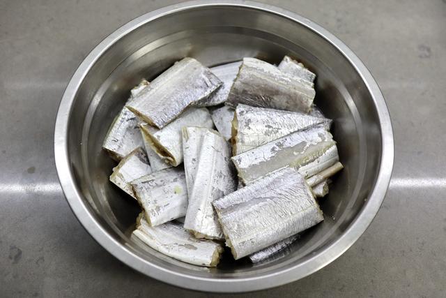 红烧带鱼最简单的方法，红烧带鱼的超简单的家常做法（红烧带鱼15分钟出锅）