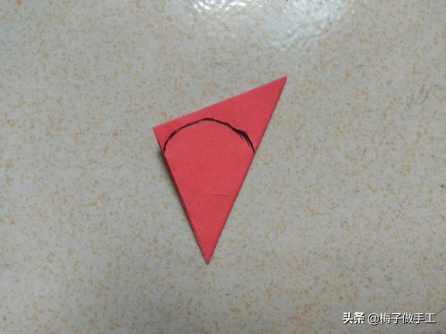 用卡纸做玫瑰花，简单又好看的手工折纸玫瑰花（梅子教你DIY玫瑰花折纸）