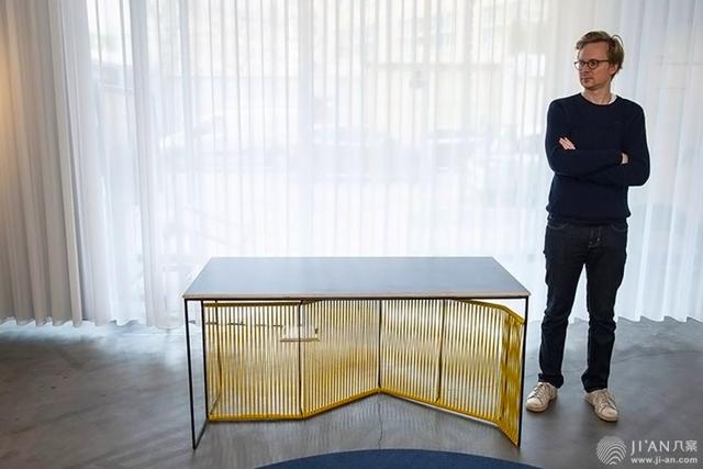 办公桌与门最佳位置图，办公室吉位图解（办公桌的设计）