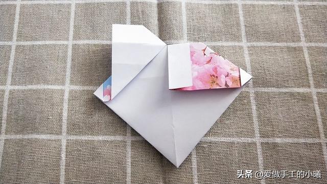 最简单的雨伞折纸方法图解，折纸教程：带爱心的小花伞