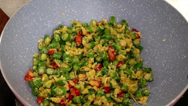 线椒怎么做好吃，1把线椒加1把面粉