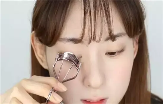 清纯学生妆教程步骤，日常学生妆教程（清纯简单学生化妆步骤）