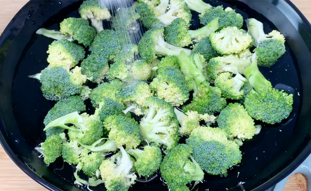 西兰花如何清洗，怎么清洗西兰花（西蓝花千万别用清水洗）