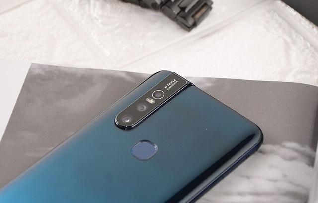 vivo不仅在业内最早推出升降式前摄设计的vivo nex,而且还准备将这样