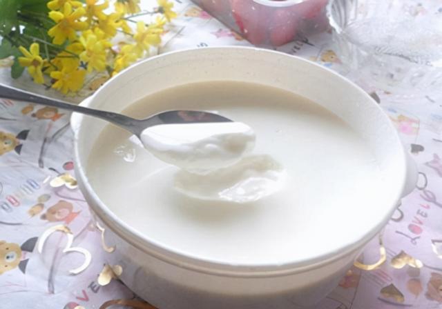 两个月小狗能吃酸奶吗，两个月的狗能吃酸奶吗（两个月的小狗便秘是怎么回事）