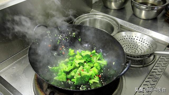 西兰花怎样做好吃，西兰花怎样做才会更好吃（厨师长分享西兰花简单好吃的做法）