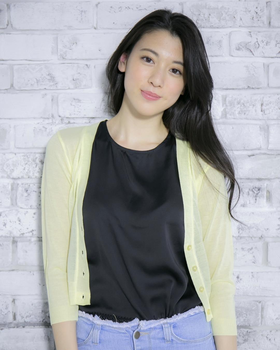 1996年出生的三吉彩花,现在也是日本炙手可热的90后女星,是一名演员