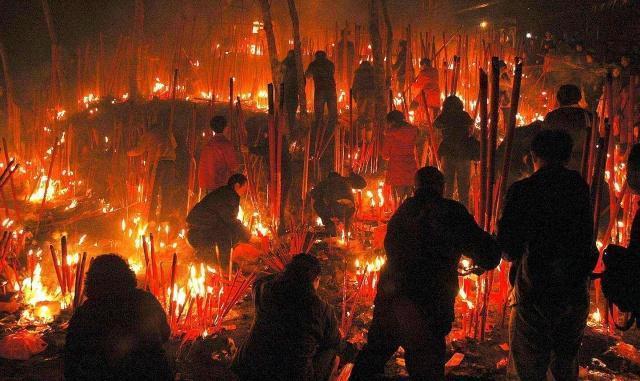 点香头是什么，点香头是什么人（大年初一烧头香，你怎么看）