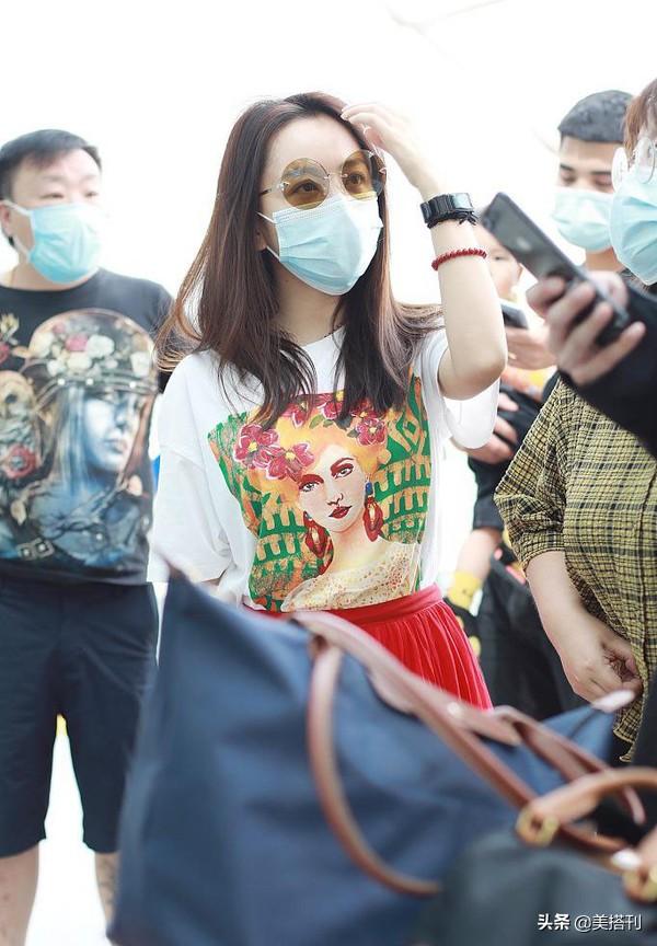 38岁杨蓉终于高调一回，穿红T配红纱裙娇艳妩媚