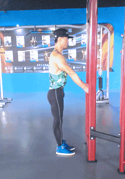 做深蹲的正确姿势，怎样做深蹲动作（深蹲与俯卧撑动作解析）