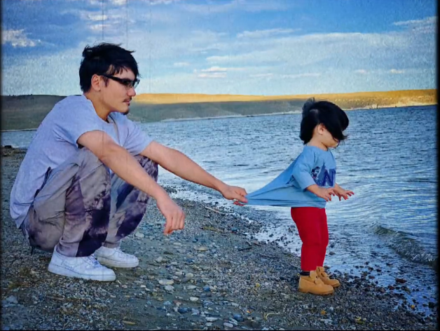 何洁老公是谁，歌手何洁老公是谁（何洁晒一家五口海边度假视频）