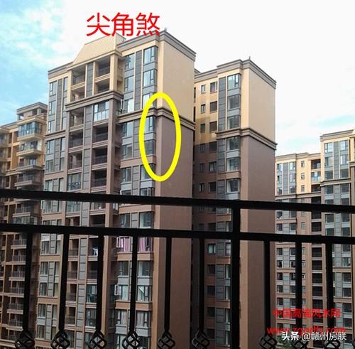 指一些建在地铁或隧道上的楼宇,因有行车在楼宇地下穿过,即为脚底穿心