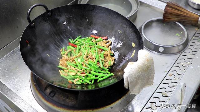 豆角炒肉的家常做法，豆角炒土豆丝的家常做法（厨师长教你一道小炒菜“豆角炒肉”）