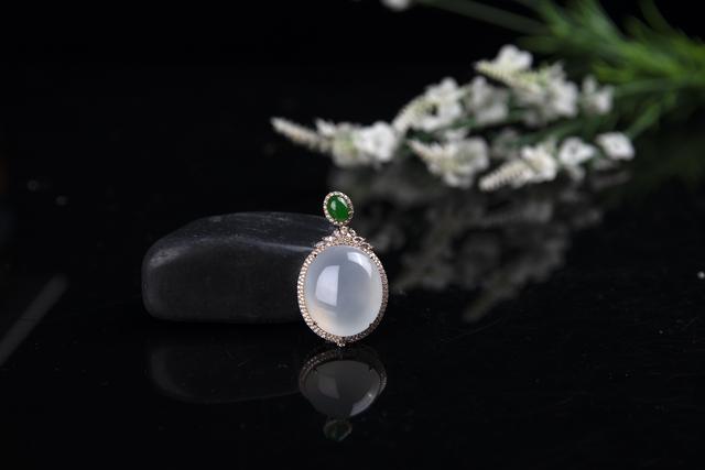 翡翠的鉴别方法水泡，翡翠的鉴别方法水泡法（翡翠泡进水里竟然出现气泡）