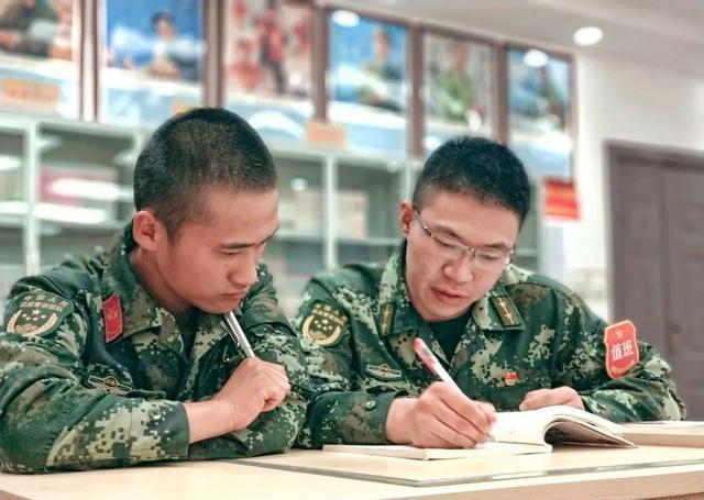 四级士官是什么级别，四级军士长要服役多少年（速知！当兵的九种级别）