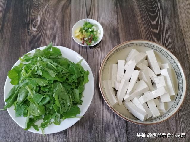 蘿蔔苗不需要焯水的,會破壞本身的營養,可以做成蟹味菇蘿蔔苗,蘿蔔苗