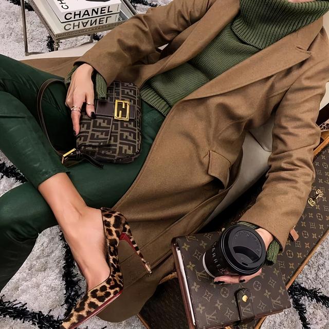 橄榄绿是什么颜色，翡翠橄榄绿是什么颜色（橄榄绿正在悄悄的流行…）