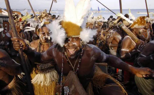 人肉可以吃吗，狗肉可以吃吗（在古老的食人族部落里）