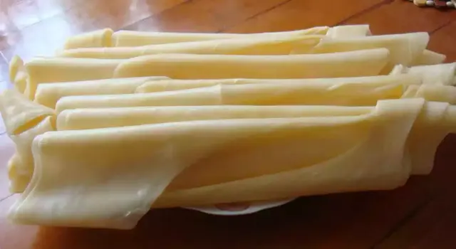 乳扇是什么奶做的，乳扇是怎么做的（大理白族手工美食乳扇）