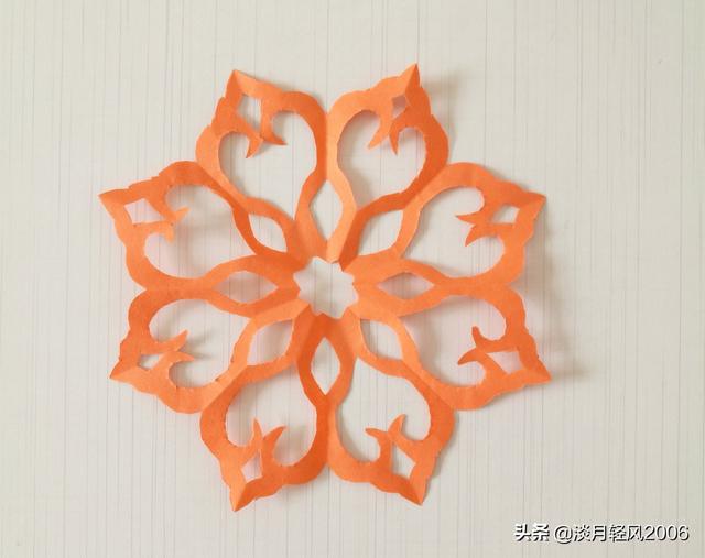 如何用正方形折花，用长方形折花怎么折（一张正方形纸剪出一个简单的团花）