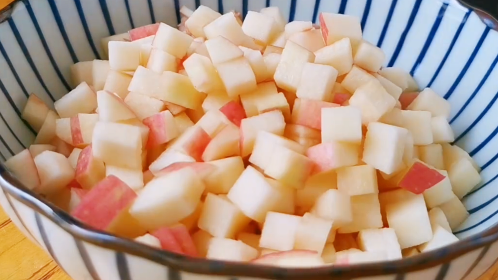 图片[2]-【苹果鸡蛋饼】做法步骤图 一次做10个 出锅就光盘-起舞食谱网