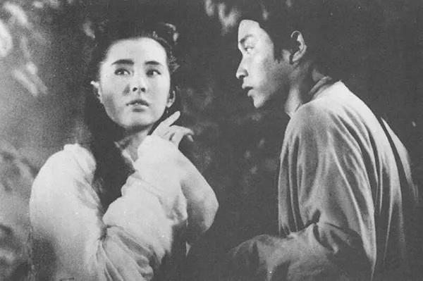 王祖贤与张国荣一起演的电影叫什么名字，张学友和王祖贤主演的电影（拍了一部难以逾越的鬼片）